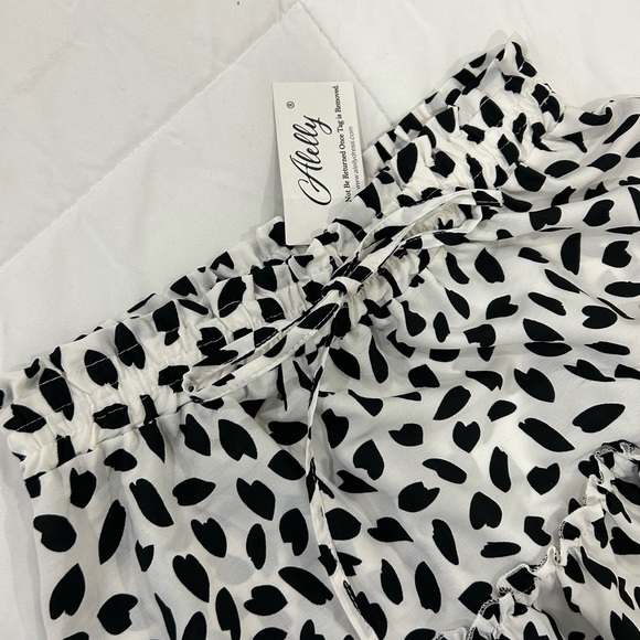 🔥PRICE🔥 ALELLY • White and Black 2 Tier Mini Skirt • M - Picture 8 of 8